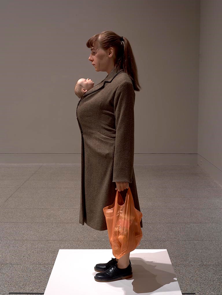 Ron Mueck, Woman with Shopping