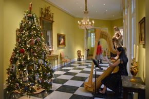 Boxing Day at Rienzi - Christmas tree & harpist in foyer