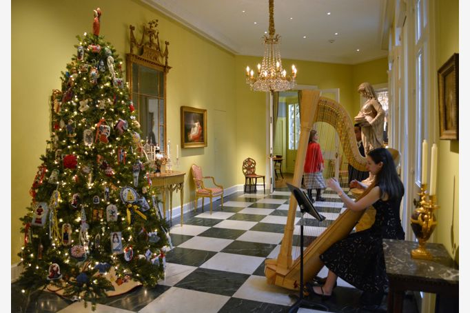 Boxing Day at Rienzi - Christmas tree & harpist in foyer