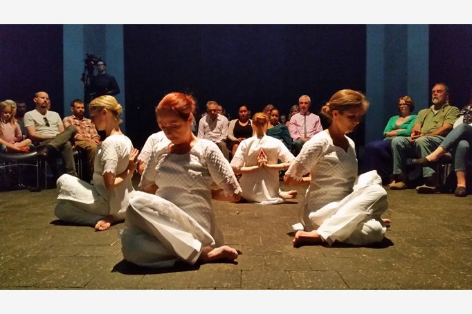 breath the pulse of the universe blog post - people doing yoga
