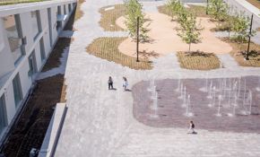 Brown Foundation Plaza / fountain / with visitors