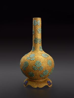 Chinese, Bottle and Stand, 1736–98, ceramic with gold filigree, turquoise, and lapis lazuli
