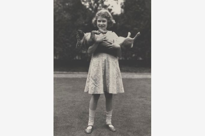 Sheridan - Elizabeth II with her corgi